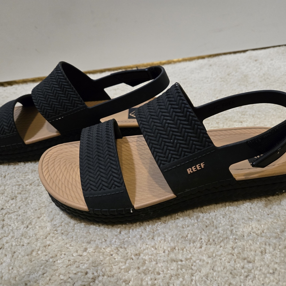 Reef Black and Tan Strappy Sandals Sz 8
